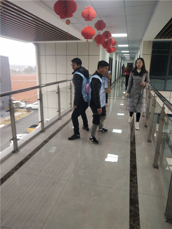年會活動傳氣球.jpg